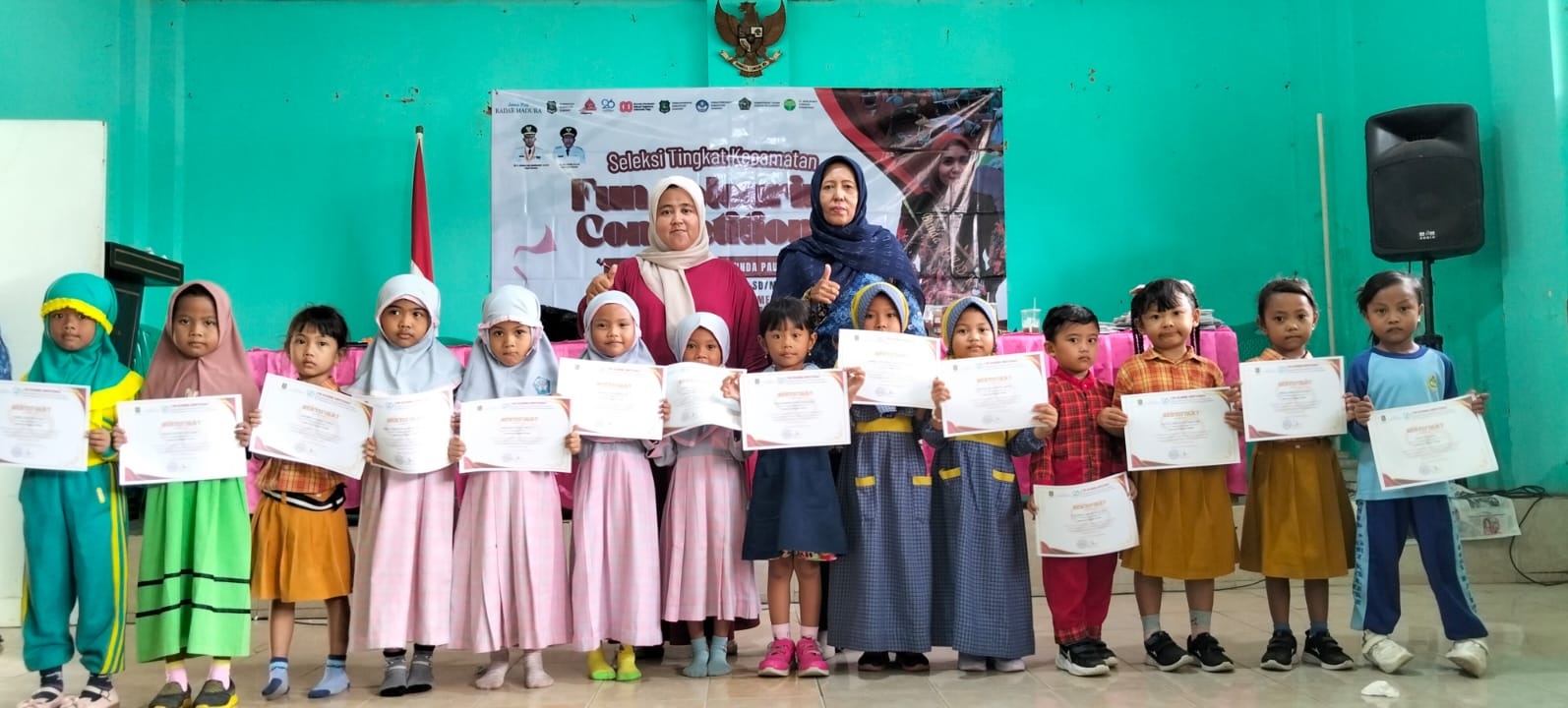 ANTUSIAS: Perwakilan peserta tingkat TK/RA berfoto bersama usai menerima sertifikat, Rabu (01/10).