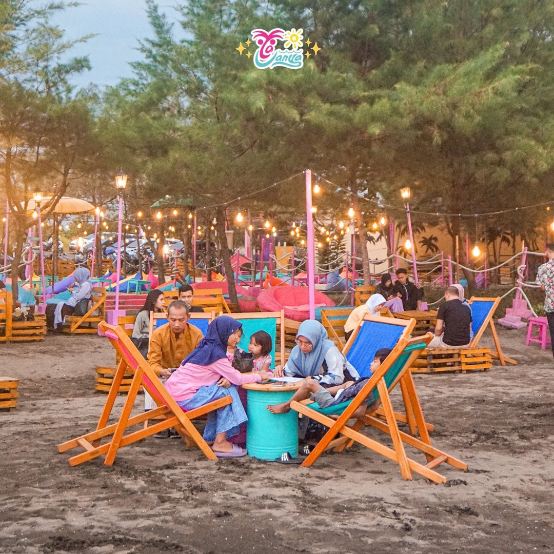 Para pengunjung menikmati keindahan dan keseruan liburan di Pantai Sigandu