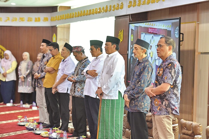RELIGIUS: Civitas academica UTM bersalawat di Musala Syaikhona Muhammad Kholil Graha Utama lantai 9 Kamis (2/10). (UTM UNTUK JPRM)