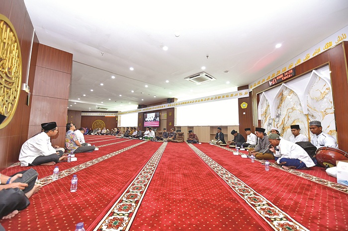 KHIDMAT: Civitas academica UTM mengikuti peringatan Maulid Nabi Kamis (2/10). (UTM UNTUK JPRM)