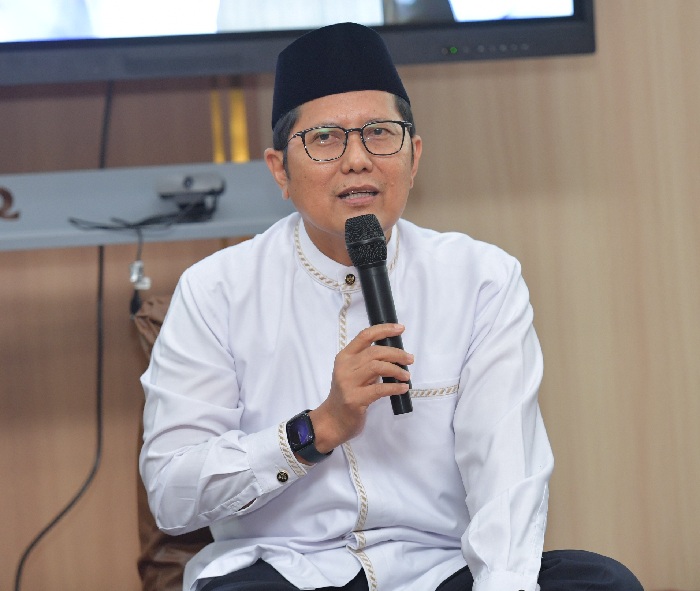 SIRAMAN ROHANI: Kabid Dakwah dan Ukhuwah MUI KH Muhammad Cholil Nafis memberikan tausiyah di hadapan civitas academica UTM Kamis (2/10). (UTM UNTUK JPRM)