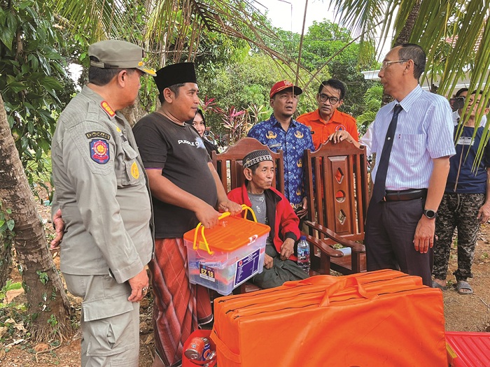 TURUN LANGSUNG: Asisten Administrasi Umum Setkab Sumenep Ferdiansyah Tetrajaya turun langsung meninjau dan memberi bantuan pada warga terdampak gempa di Desa Gapurana, Talango, Sumenep.