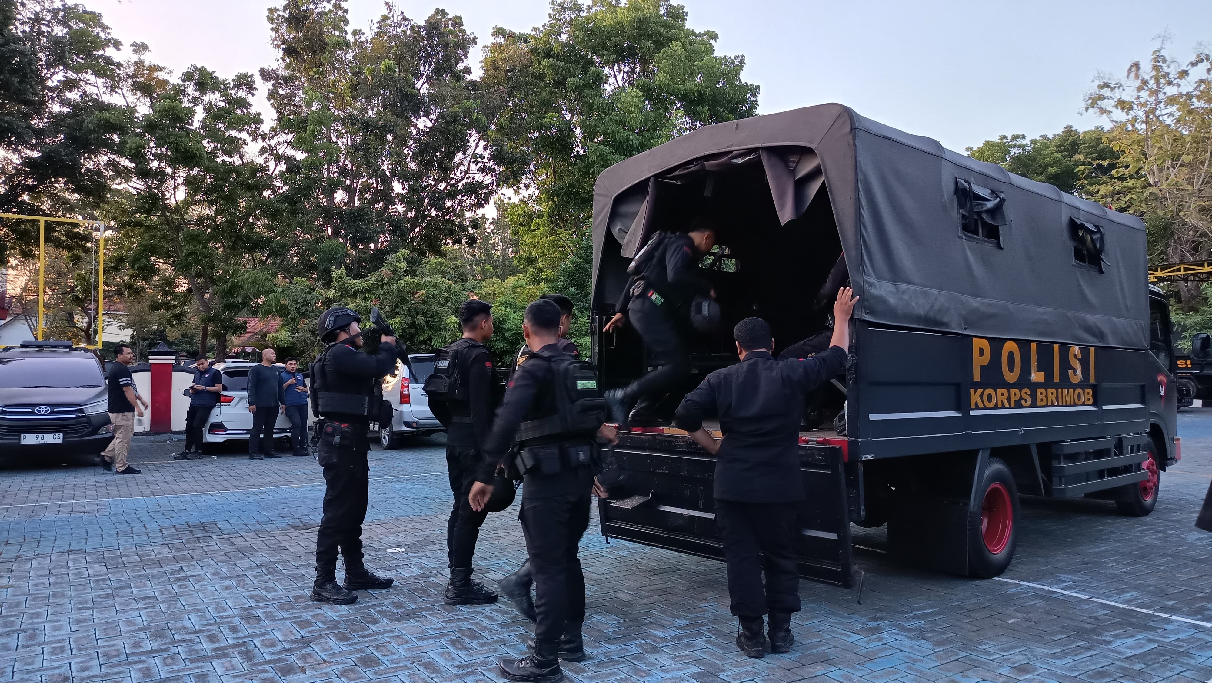 KEKUATAN PENUH: Ratusan personil dari Polres Bangkalan dan Polda Jatim usai melakukan penggerebekan kasus TPPU narkoba di Bangkalan, Kamis (2/10).