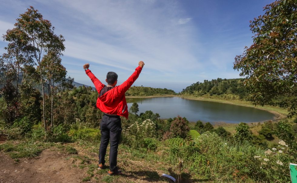 Salah satu pengunjung berfoto di dekat Telaga Dringo