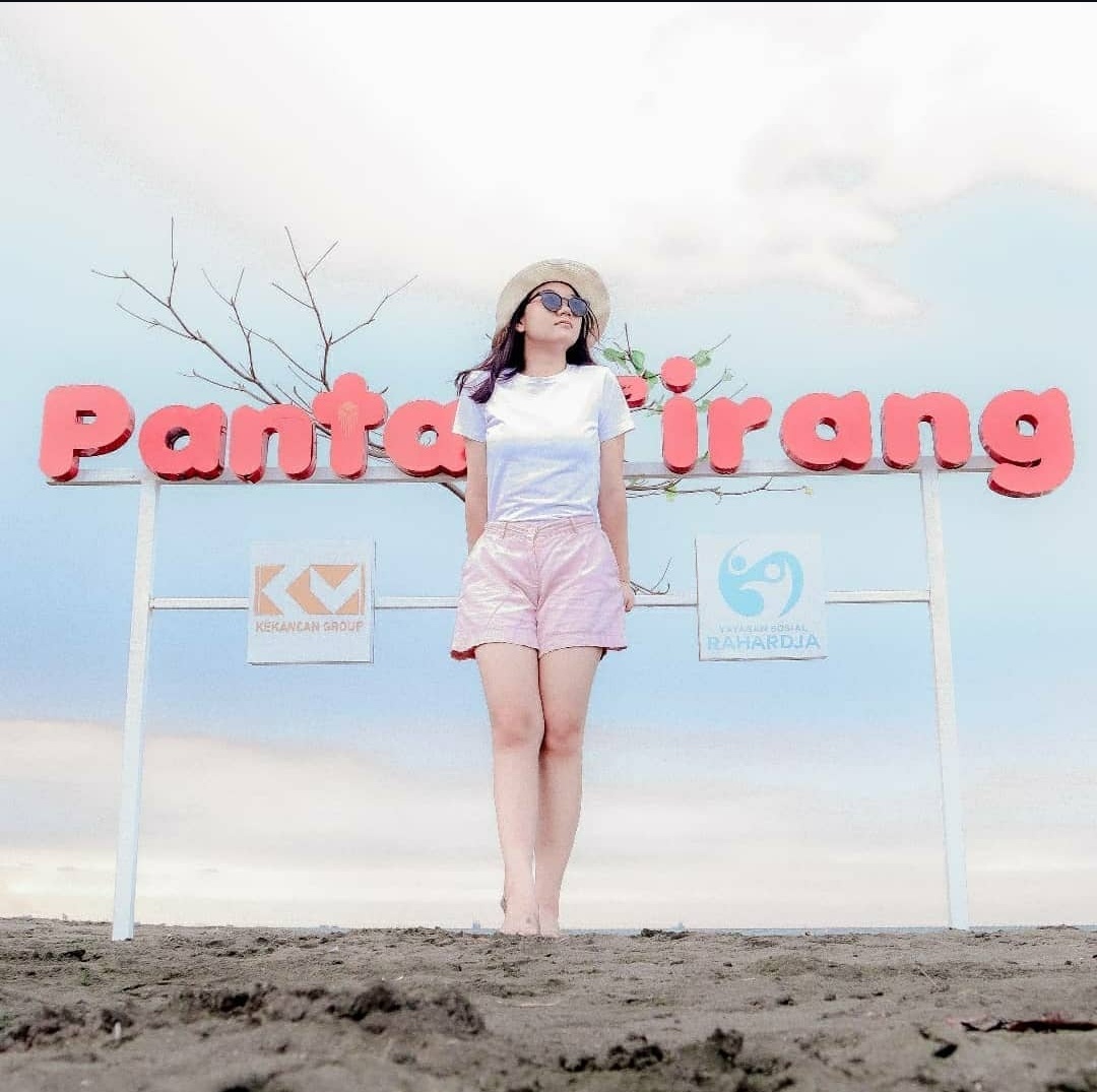 Pengunjung berfoto di Pantai Tirang Semarang