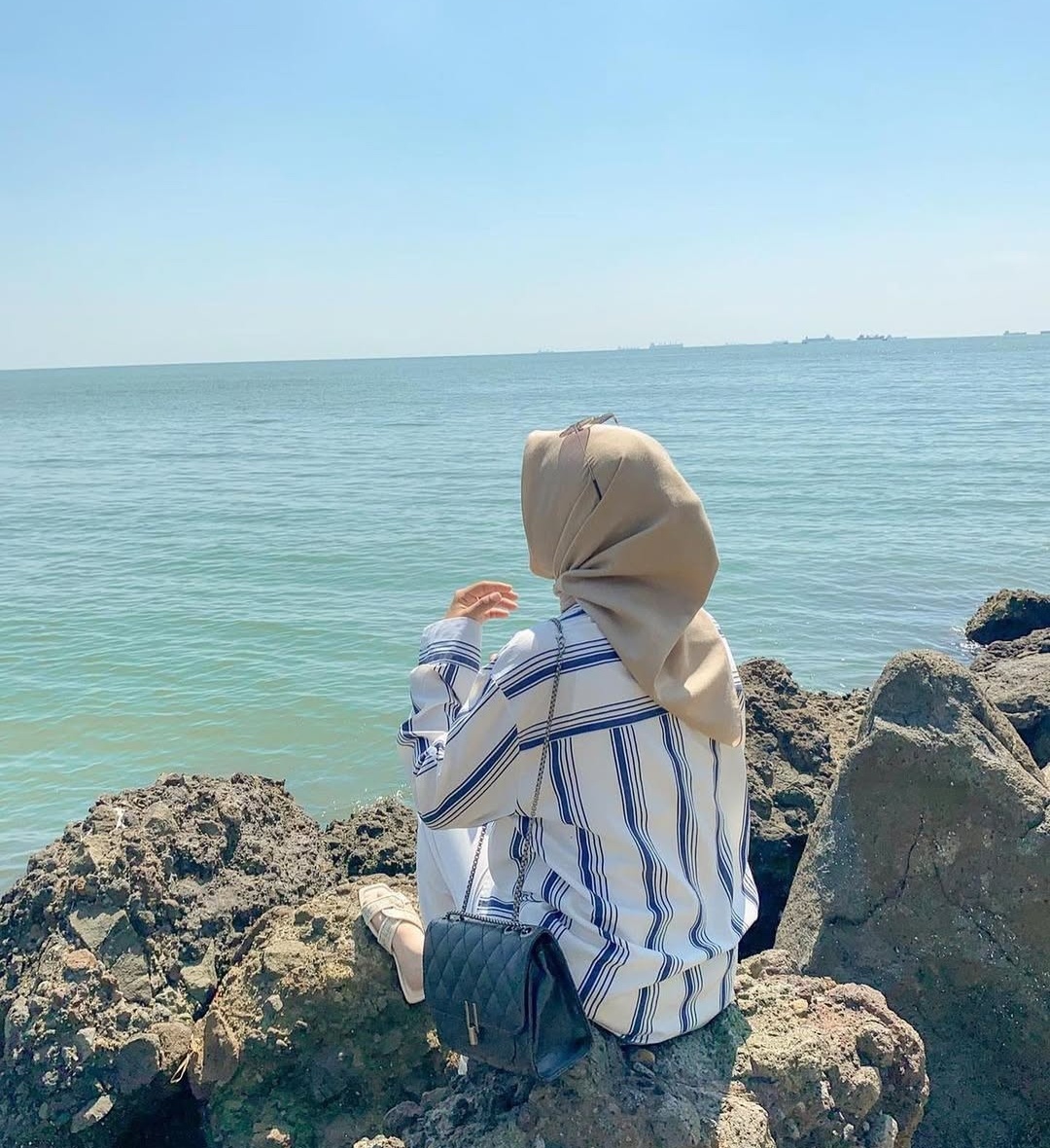 Potret seorang perempuan menikmati liburan di Pantai Marina semarang