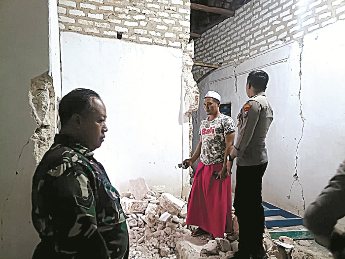 RUSAK PARAH: Salah satu rumah warga rusak parah akibat guncangan gempa di Kecamatan Gayam, Pulau Sapudi, Selasa (30/9). (POLRES SUMENEP UNTUK JPRM)