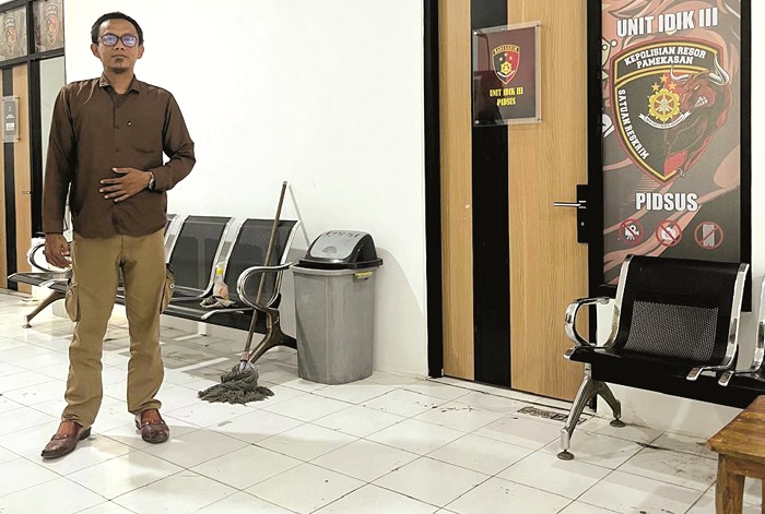 CARI KEPASTIAN: Pengacara korban, Akhmad Mausul Nasri, berada di Polres Pamekasan Kamis (2/10). (MOH. IQBAL AFGANI/JPRM)