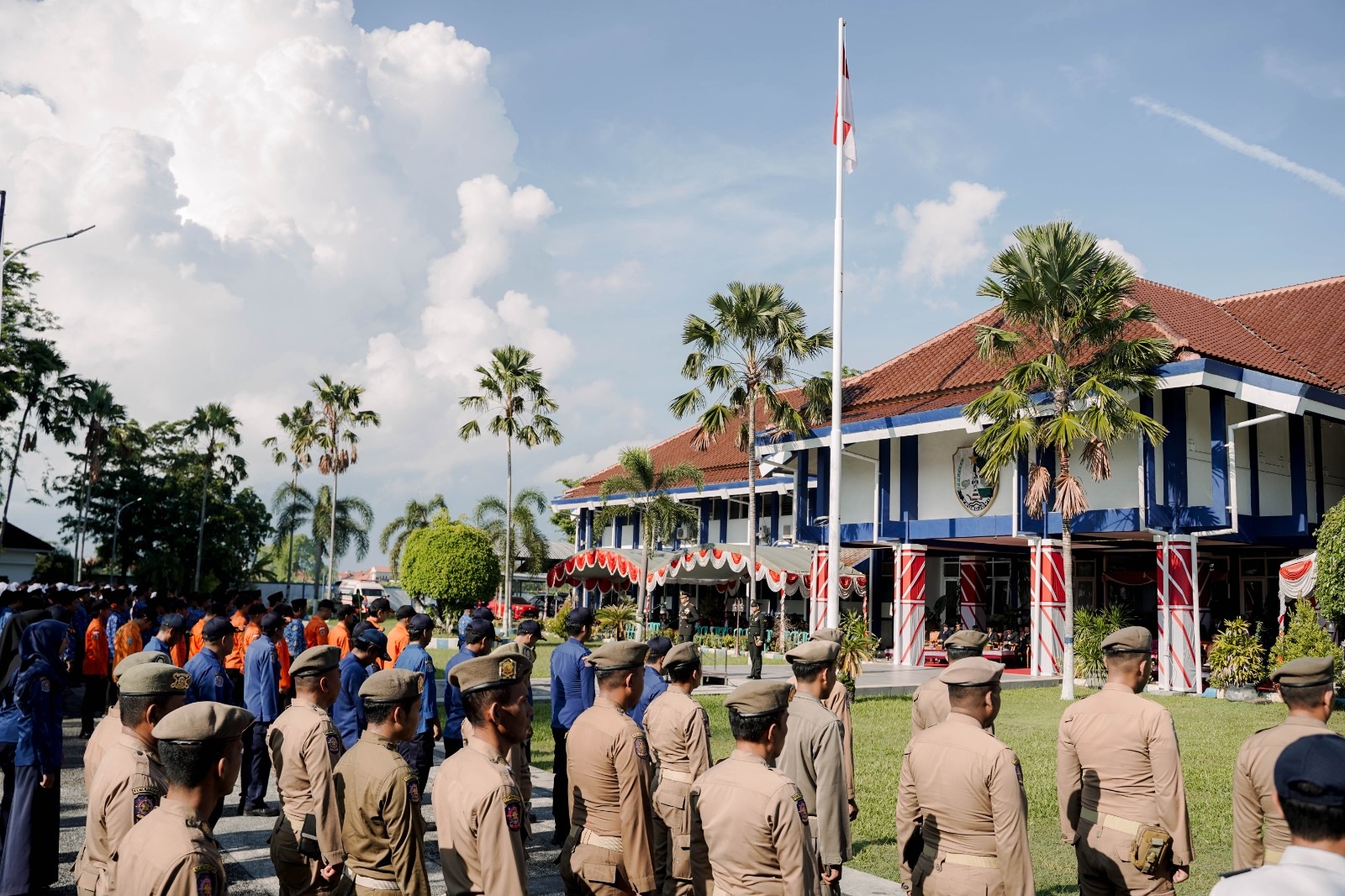 KOMPAK: Peserta upacara khidmat mengikuti peringatan Hari Kesaktian Pancasila di halaman kantor Pemkab Sampang Rabu (1/10).