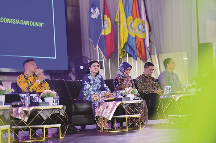 FOKUS: Anang dan Ashanty saat menjadi pembicara dalam Talk Show Industri Kreatif UTM Jumat (3/10). (UTM UNTUK JPRM)