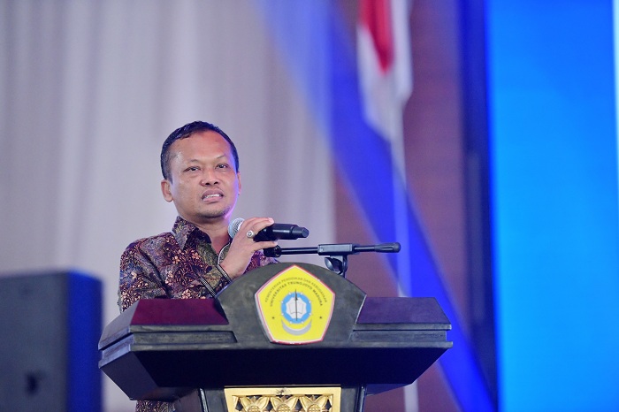KOMITMEN: Rektor UTM Prof Safi&rsquo; menyampaikan sambutan dalam Talk Show Industri Kreatif Jumat (3/10). (UTM UNTUK JPRM)