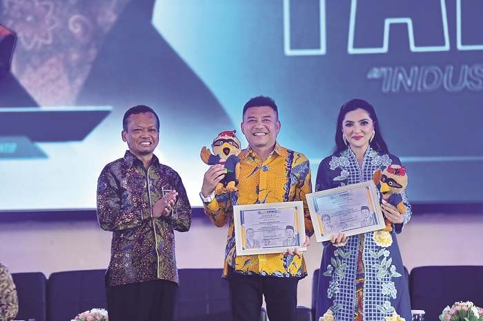 SIMBOLIS: Rektor UTM Prof Safi&rsquo; memberikan cenderamata kepada Anang dan Ashanty pada Talk Show Industri Kreatif Jumat (3/10). (UTM UNTUK JPRM)