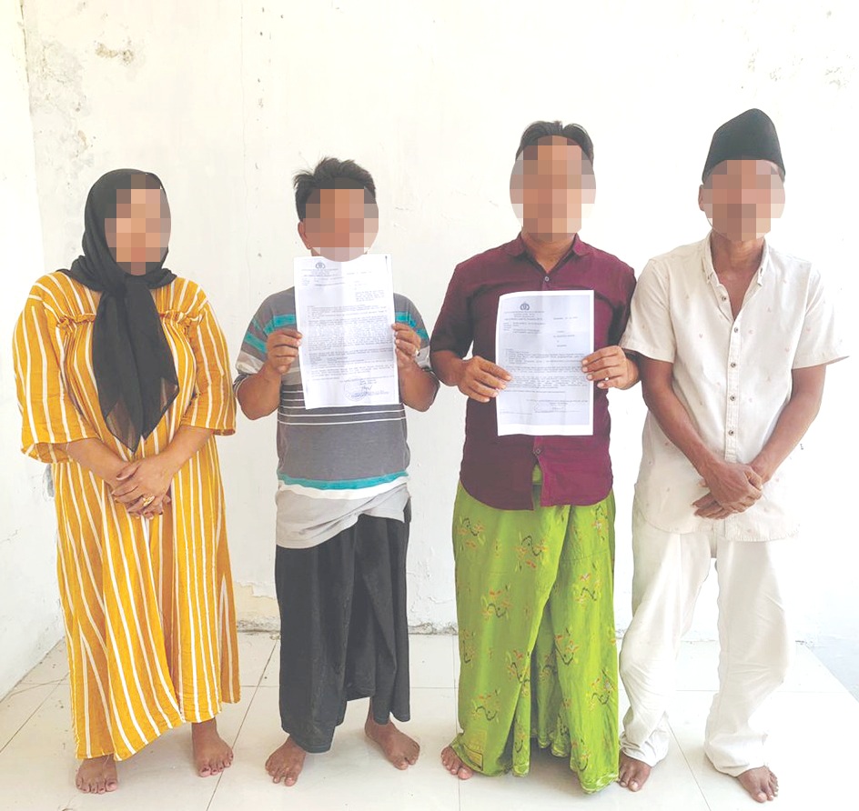 MENCARI KEADILAN: Orang tua korban pemerkosaan memperlihatkan berkas laporan Kamis (2/10). (NASURI UNTUK JPRM)