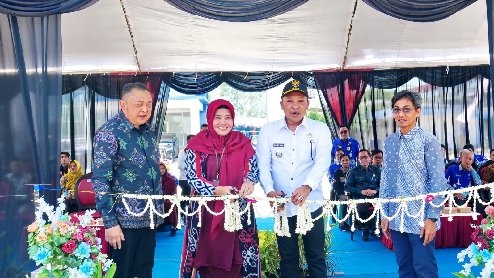 SEMANGAT: Direktur Poltera Laily Ulfiyah dan Bupati Slamet Junaidi menggunting pita disaksikan Direktur Utama PT Waskita Beton Precast, Kamis (2/10).