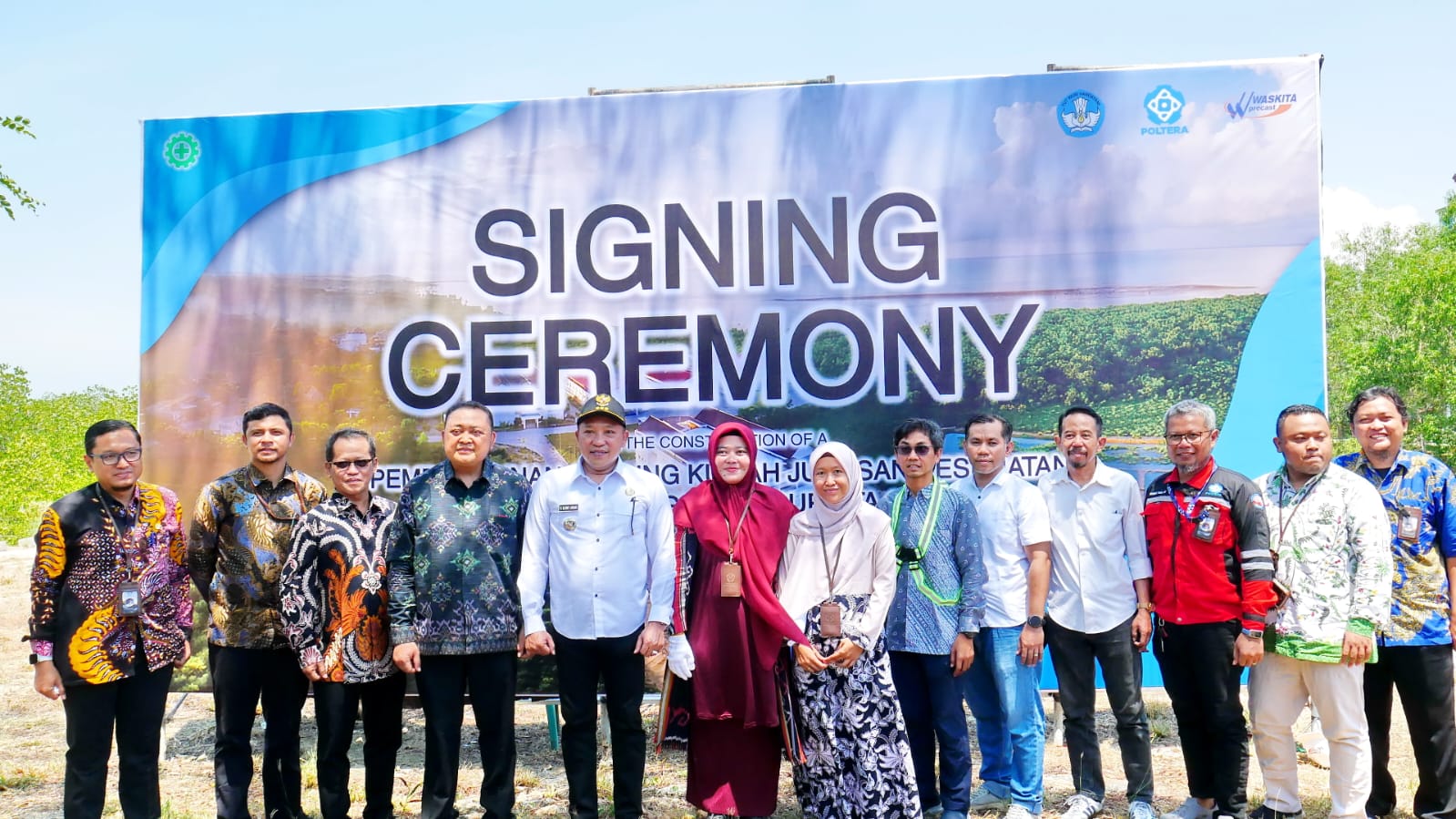 BERSINERGI: Direktur Poltera Laily Ulfiyah, Bupati Sampang Slamet Junaidi dan mitra berfoto bersama dalam acara groundbreaking pembangunan gedung perkuliahan Jurusan Kesehatan, Kamis (2/10).
