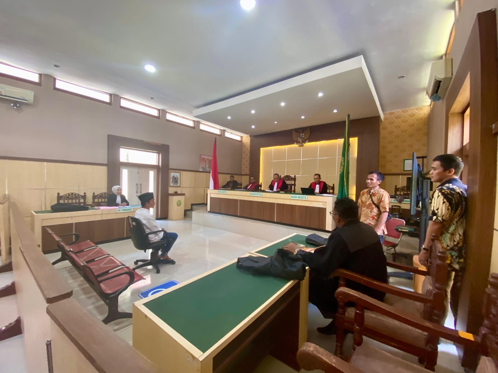 LANJUT PEMBUKTIAN: Sakdullah duduk di kursi terdakwa saat mengikuti putusan sela di Pengadilan Negeri Pamekasan Kamis (2/10).