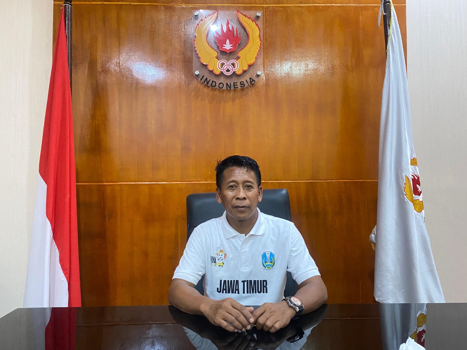 SIKAPI KEBIJAKAN: Ketua Umum KONI Pamekasan Djohan Susanto berada di ruang kerjanya.