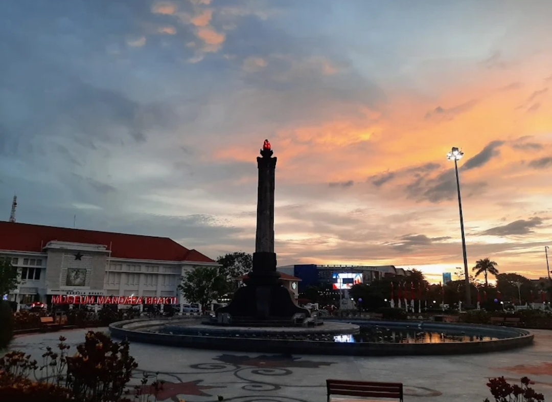 Potret Tugu Muda Semarang saat senja