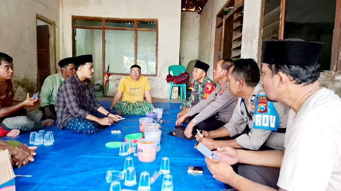 BERDUKA: Anggota Polsek Jrengik saat melawat ke rumah duka di Desa Majangan, Kecamatan Jrengik, Sampang. (HUMAS POLRES UNTUK JPRM)