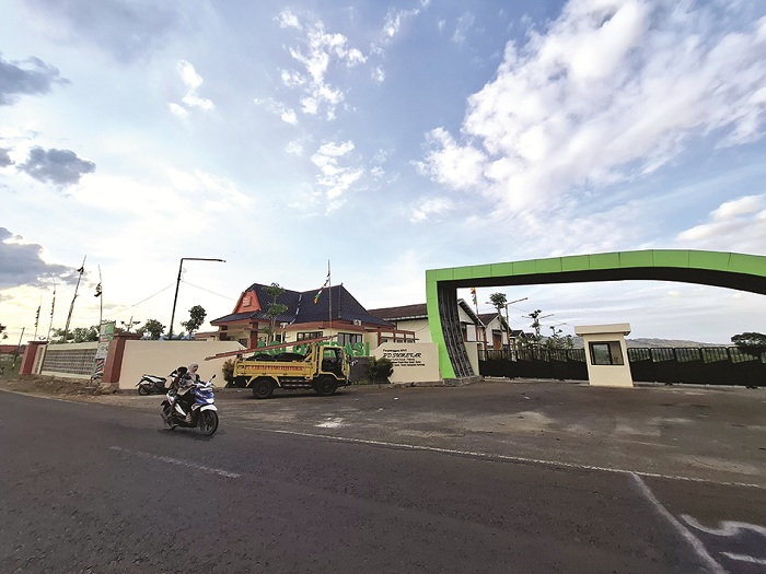 BELUM BEROPERASI: Masyarakat melintas di depan gedung APHT di Kecamatan Guluk-Guluk, Sumenep, Senin (15/9). (MOH. LATIF/JPRM)