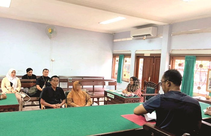 PROSES PIDANA: Terdakwa didampingi keluarganya mengikuti sidang tuntutan di Pengadilan Negeri Pamekasan Jumat (3/10). (ISTIMEWA)