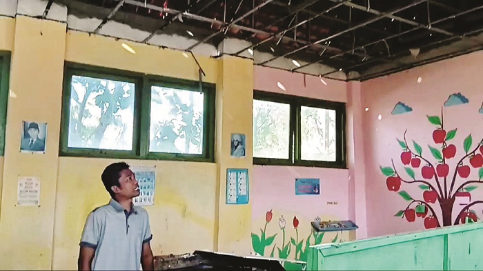 PLAFON AMBRUK: Salah satu sekolah di Kecamatan Gayam, Pulau Sapudi, Sumenep, yang terdampak gempa pada Selasa (30/9) malam. (BPBD UNTUK JPRM)