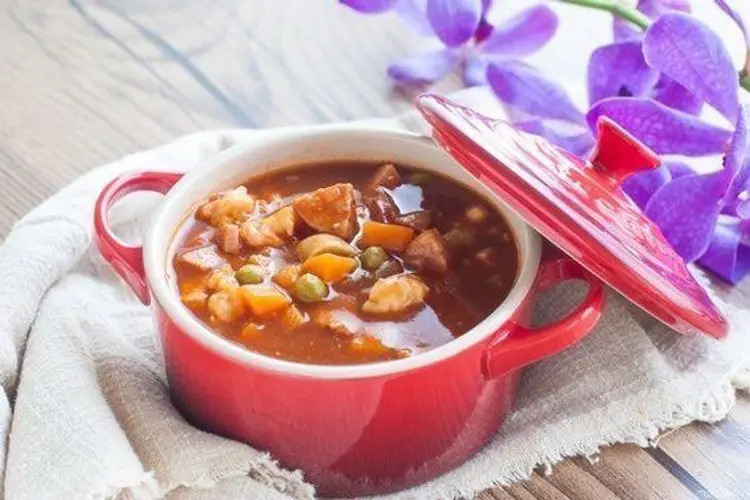 soto merah menghadirkan sensasi pedas gurih yang menyegarkan