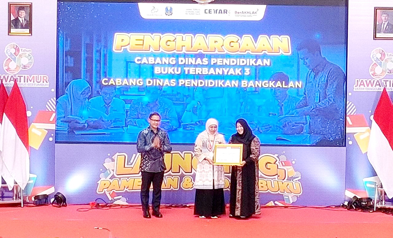 DIAPRESIASI: Gubernur Jatim Khofifah Indar Parawansa menyerahkan piagam penghargaan kepada Kacabdindik Bangkalan Pinky  Hidayati dalam acara Launching Pameran Bedah Buku di Surabaya, Sabtu (4/10).