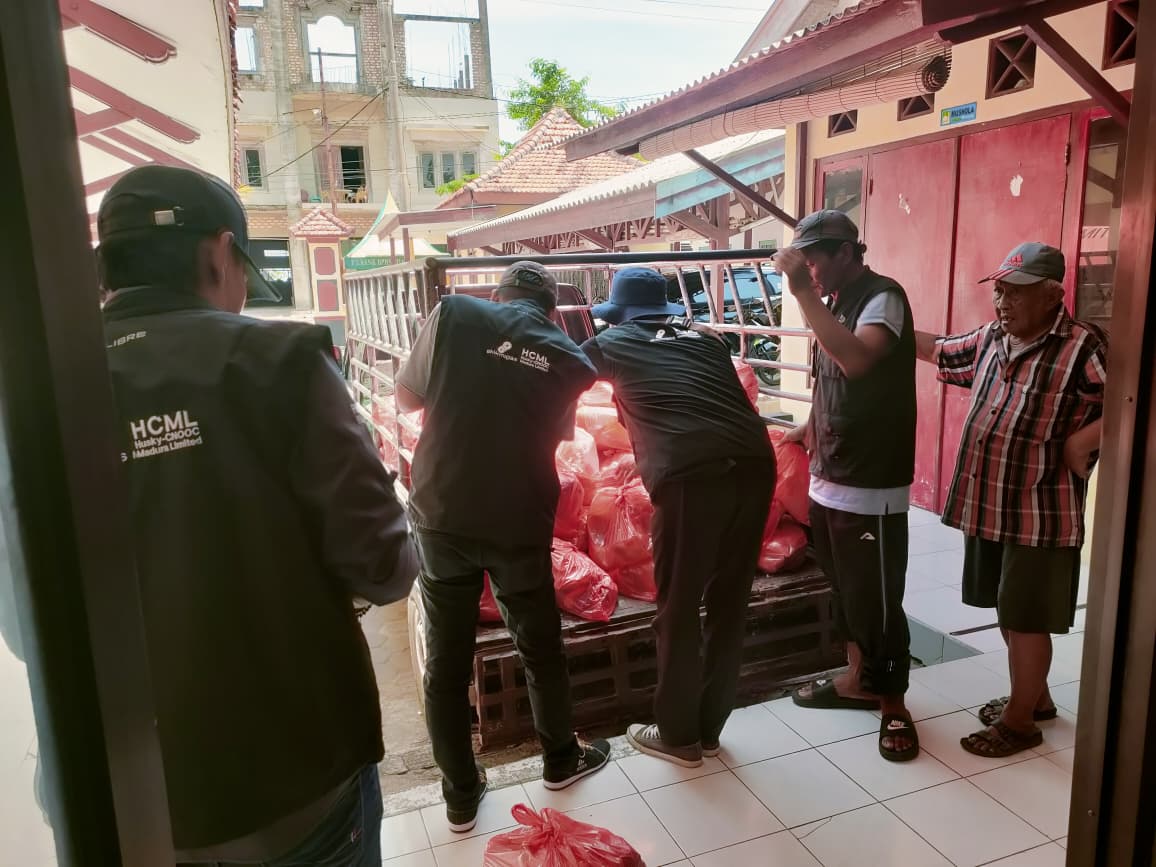 DISTRIBUSI: Lembaga Pengembangan Masyarakat Sepudi (LPMS) menurunkan paket sembako bantuan dari SKK Migas-HCML di Pulau Sepudi, Sabtu (4/10).