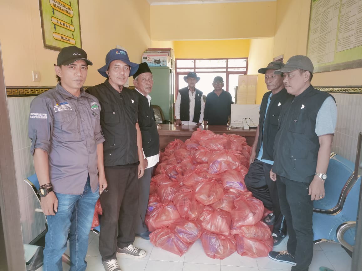 PEDULI: Bantuan paket sembako dari SKK Migas-HCML diserahkan kepada pihak kecamatan di Pulau Sepudi, Sumenep, Sabtu (4/10).