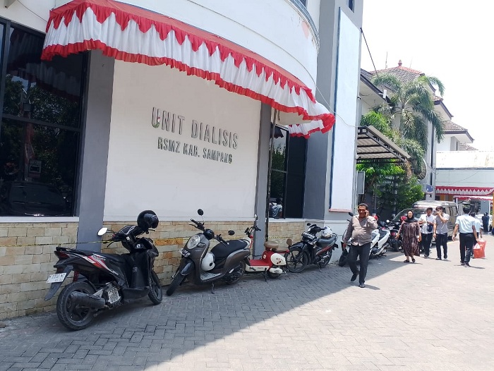 BERMASALAH: Warga tengah berada di halaman RSMZ Sampang Senin (6/10). (UBAIDILLAHIR RAIE/JPRM)