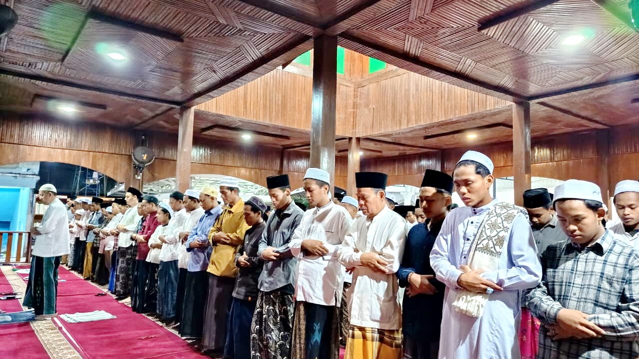 KHUSYUK: Ratusan santri Ponpes Ibnu Cholil Bangkalan melaksanakan salat gaib untuk para korban ambruknya musala Ponpes Al Khoziny, Buduran, Sidoarjo, Jumat (3/10). (ZEINAL ABIDIN/JPRM)