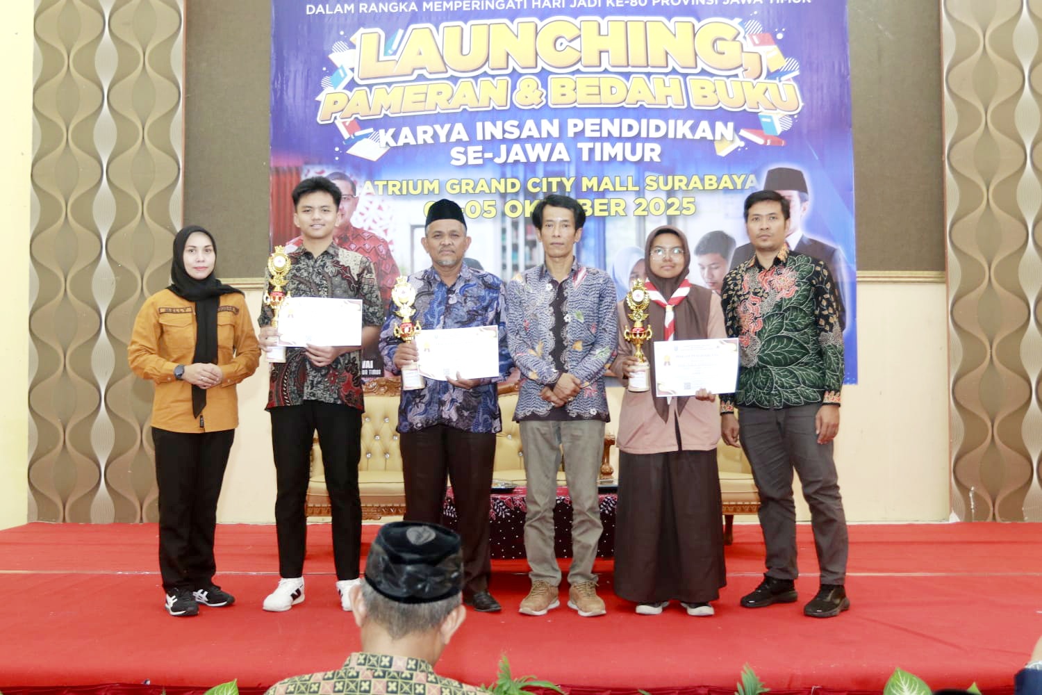EDUKATIF: Kacabdindik Provinsi Jatim Wilayah Sampang Mas&rsquo;udi Hadiwijaya saat menghadiri launching, bedah, dan pameran buku di aula SMKN 2 Sampang, Sabtu (4/10). (JUNAIDI PONDIYANTO/JPRM)