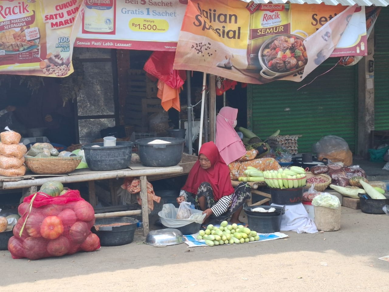 PUSAT EKONOMI MASYARAKAT: Warga beraktivitas di Pasar Anom Baru Sumenep Minggu (7/10).