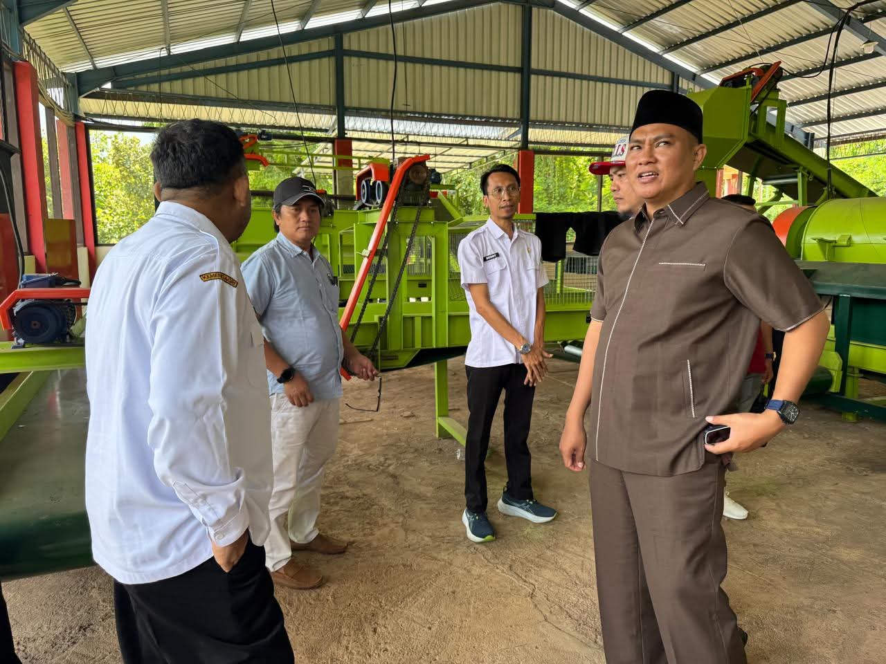 TURUN LANGSUNG: Ketua Komisi III DPRD Sumenep M. Muhri melakukan sidak di TPA Kecamatan Batuan, Rabu (8/9).