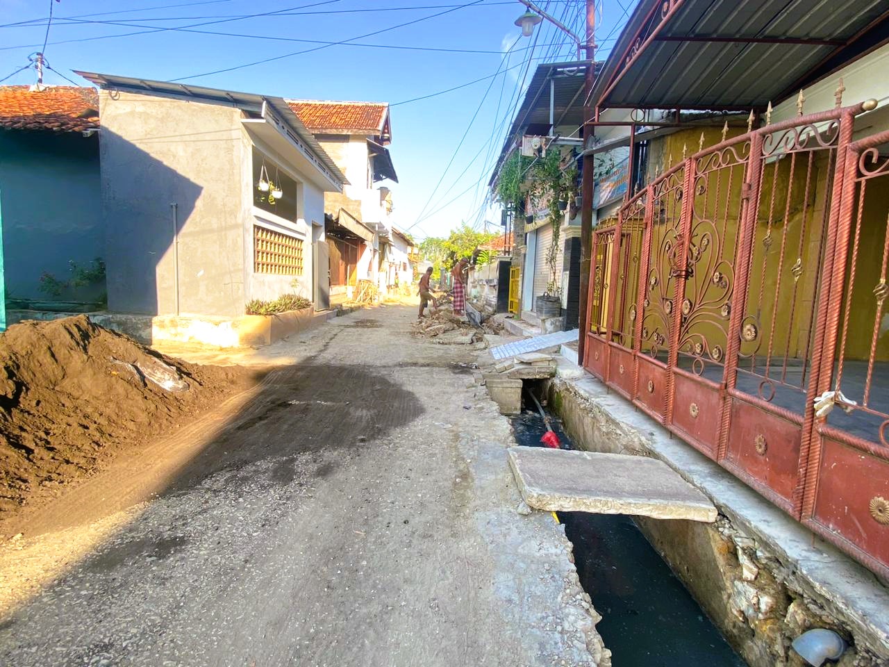 SALURAN: Warga saat melihat proyek pembangunan drainase di Kelurahan Patemon Pamekasan, Minggu (5/10).