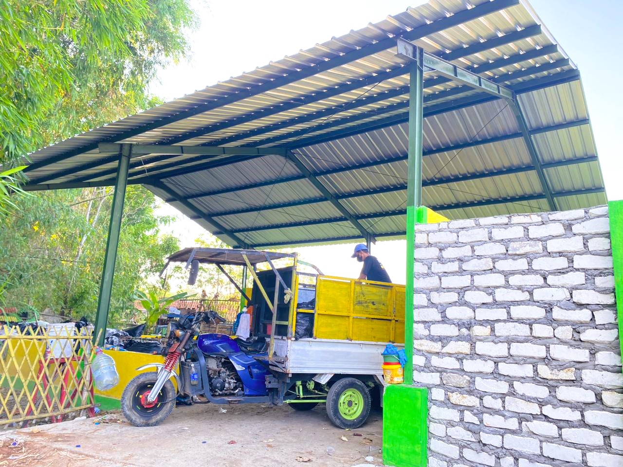 GUDANG: Petugas saat menurunkan sampah di TPS 3R Kelurahan Patemon kemarin (5/10).