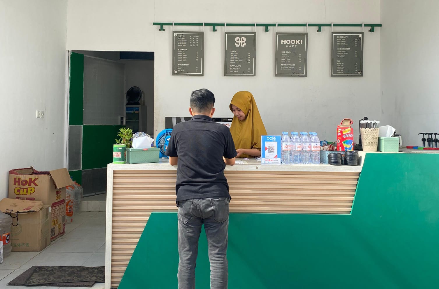PILIHAN: Pengunjung memesan menu di Kafe Hooki Jumat (26/9).