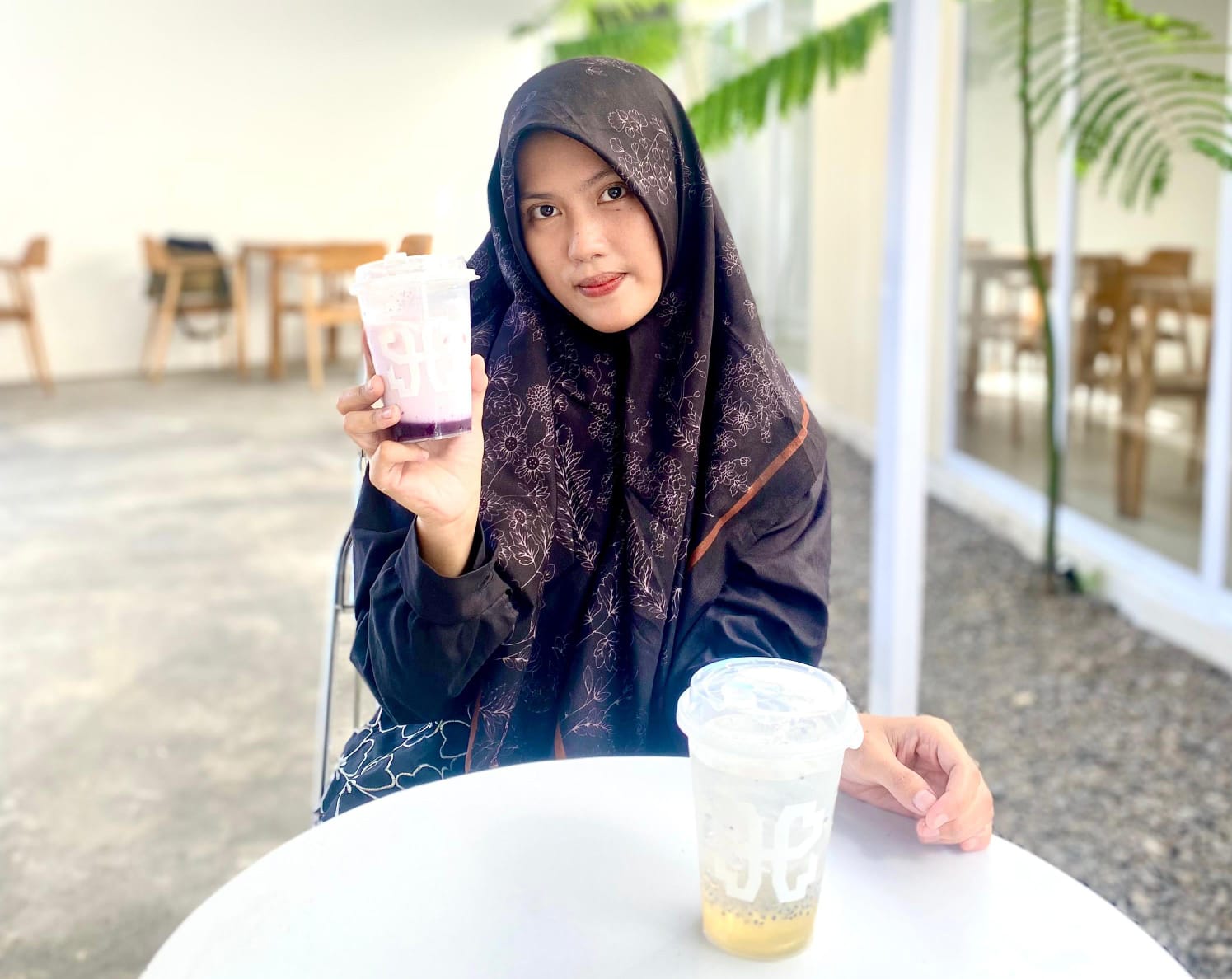 SEGAR: Tria menunjukkan minuman di Hooki Cafe Jumat (26/9).