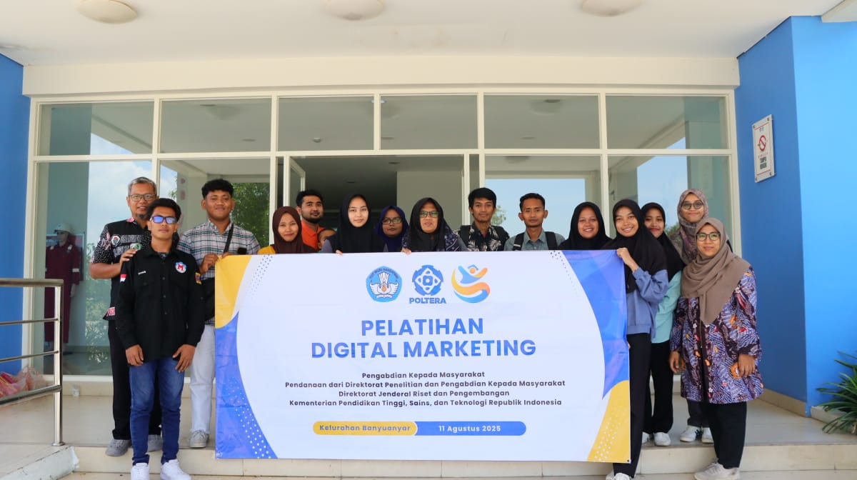 BERMANFAAT: Auliana Dia Wilujeng, S.T., M.T., (kanan belakang berkacamata) berpose dengan peserta dan pemateri usai acara.