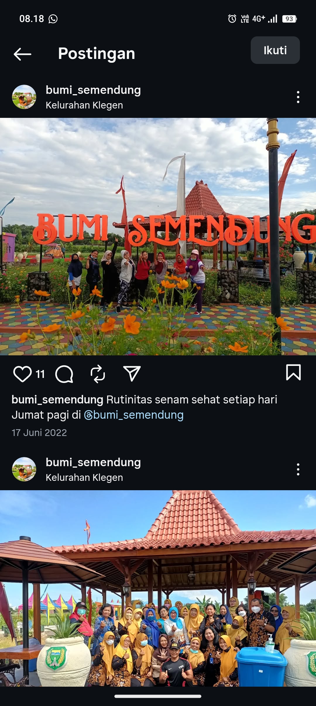 Pengunjung berfoto di depan tugu Bumi Semendung