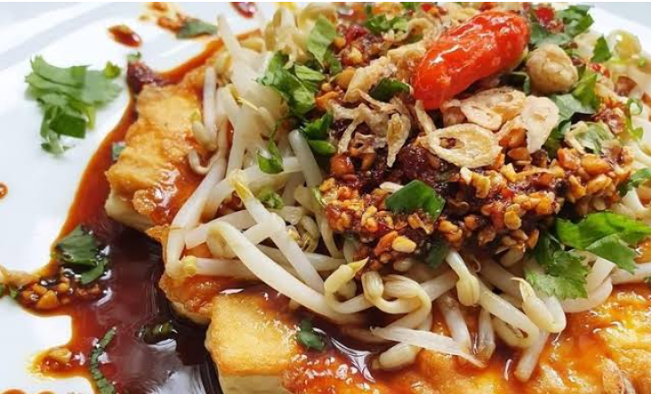 Perpaduan tahu goreng hangat dengan telur dadar tipis menjadi ciri khas tersendiri