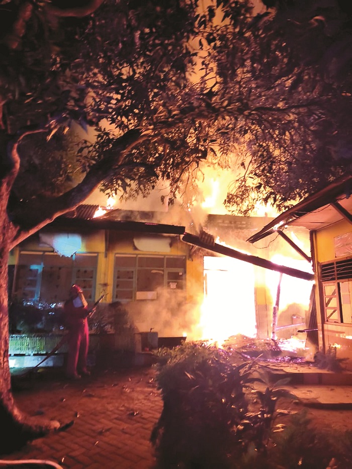 HANGUS: Api melalap bangunan SDN Potoan Daya 2, Kecamatan Palengaan, Pamekasan, Minggu (5/10) malam. (POLRES PAMEKASAN UNTUK JPRM)