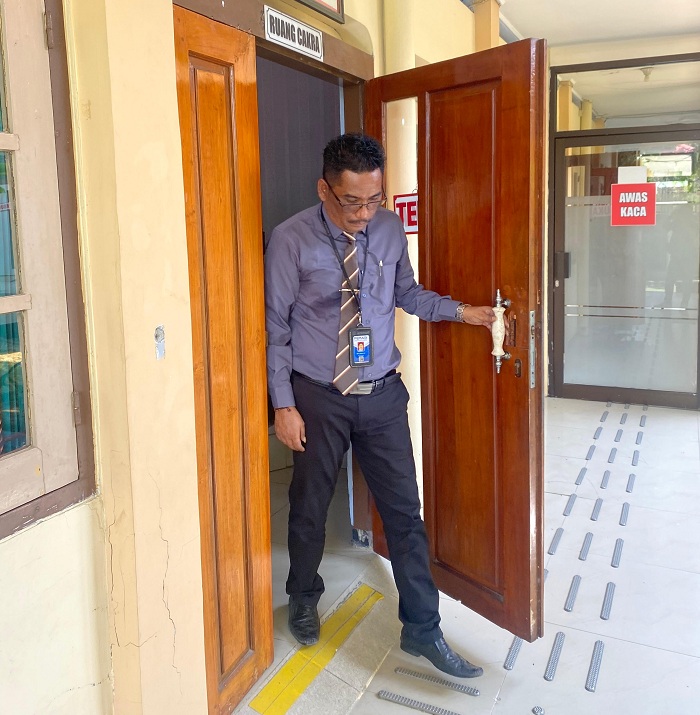TUNTAS: Pengacara pemohon praperadilan Ach. Suhairi keluar dari ruang sidang PN Pamekasan Senin (6/10). (MOH. IQBAL AFGANI/JPRM)