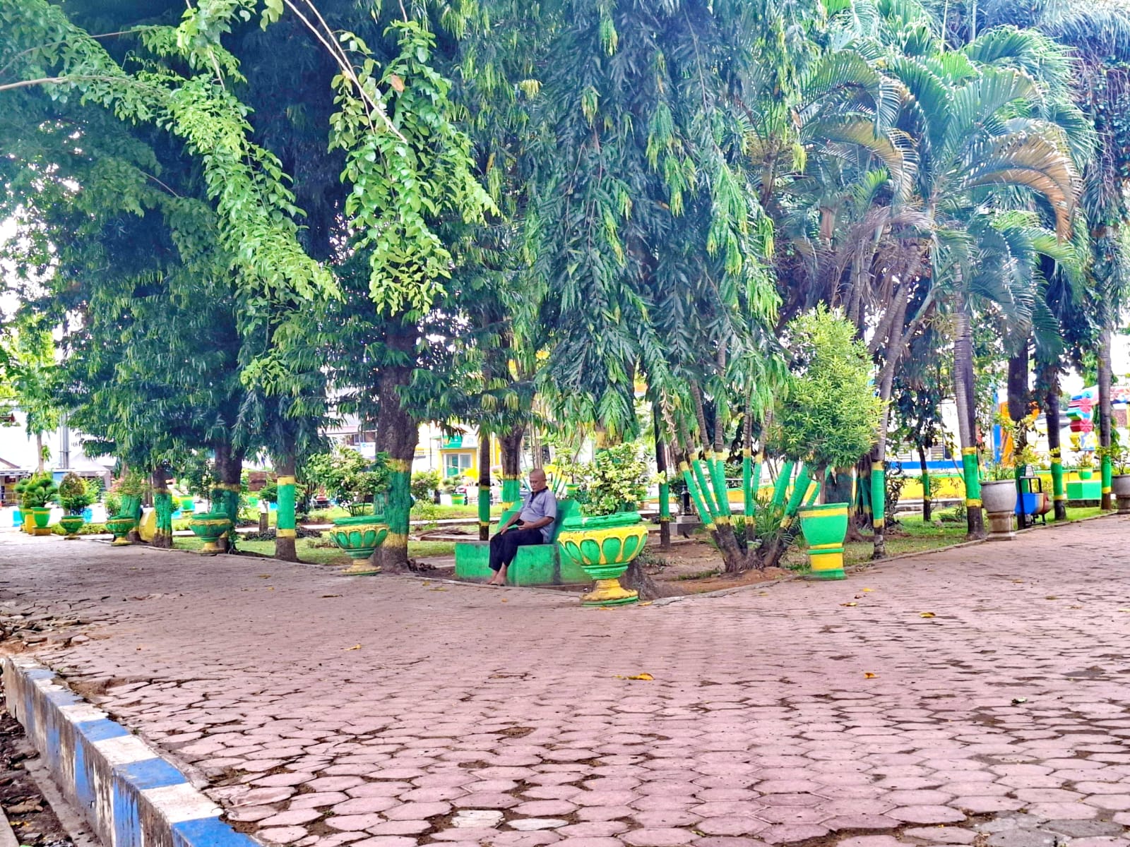 RUANG TERBUKA: Warga sedang beraktivitas di area Taman Bunga Pottre Koneng yang terletak di Kelurahan Pajagalan, Sumenep, Senin(6/10).