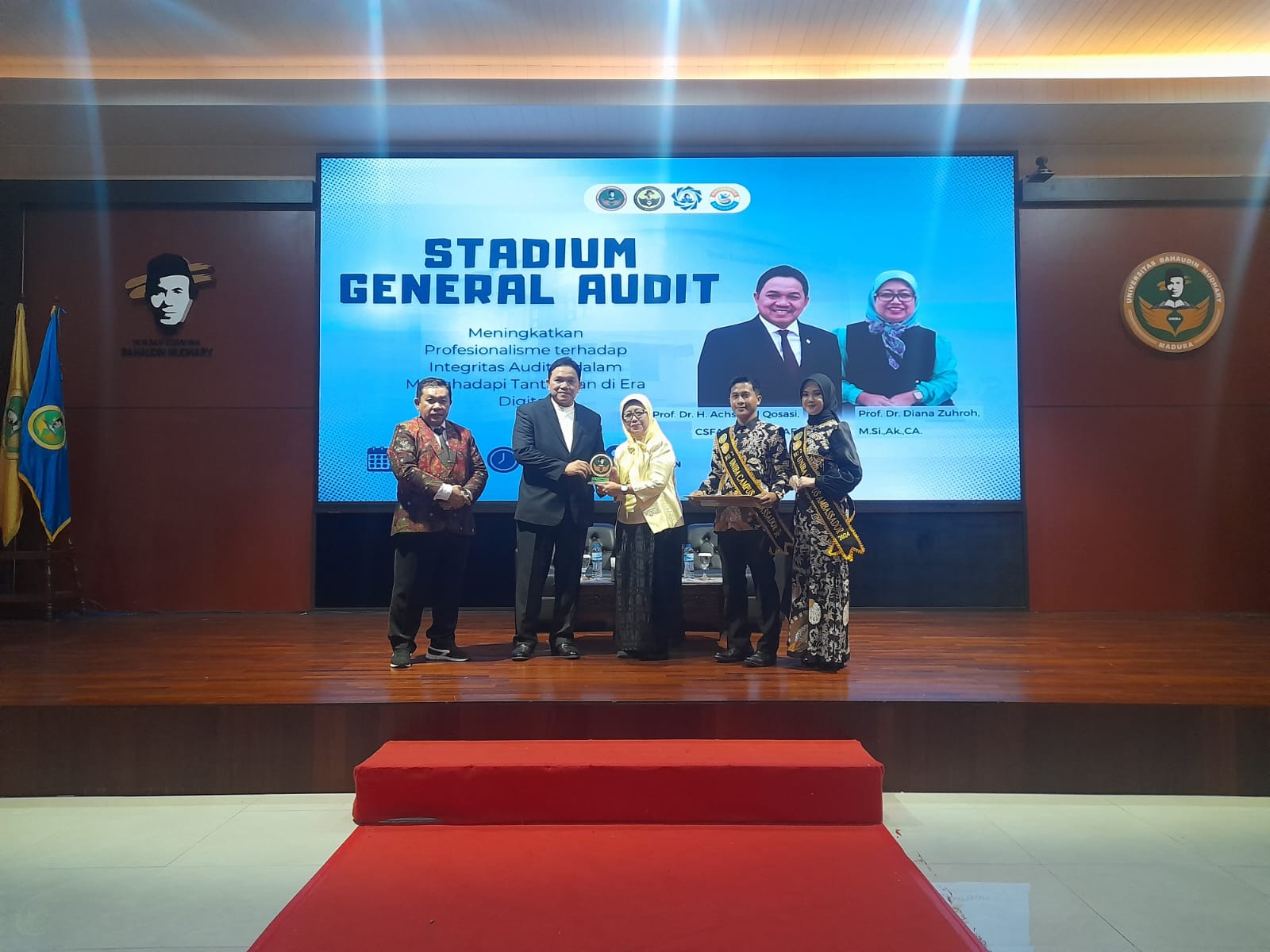 FOKUS: Dari kiri,  Prof. Dr. Ir. H. Rachmad Hidayat, M.T., IPU; Prof. Dr. H. Achsanul Qosasi, CSFA.,CFrA; Prof. Dr. Diana Zuhroh, M.Si., CA; berfoto bersama usai mengisi stadium general