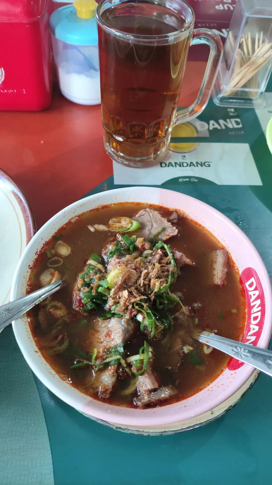 Menikmati  Soto Tauto saat hujan  adalah kenikmatan yang tiada duanya