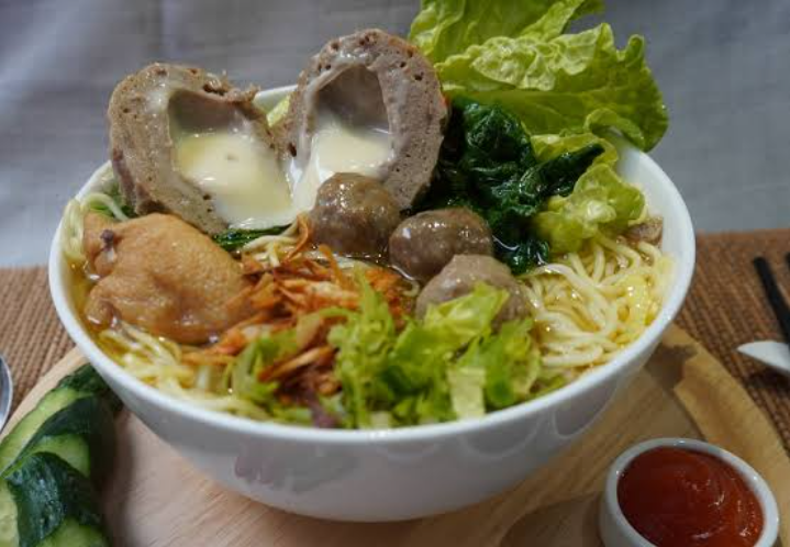 Bakso keju muncrat menghadirkan kombinasi sempurna antara cita rasa daging yang gurih dan keju yang lembut