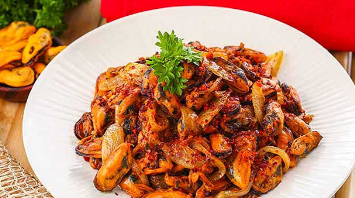 Gurih dan nikmatnya sajian Kerang Saus Tiram memang sangat pas disantap selagi hangat
