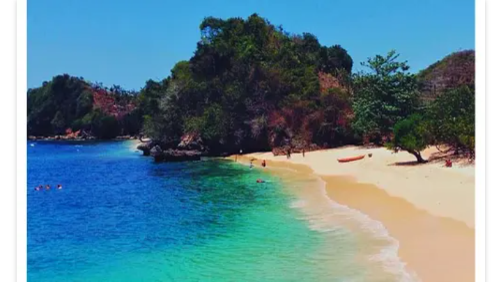 Terletak di Malang Selatan, Pantai Tiga Warna menawarkan pemandangan unik dengan gradasi warna air laut yang berbeda - biru, hijau, dan coklat kemerahan.